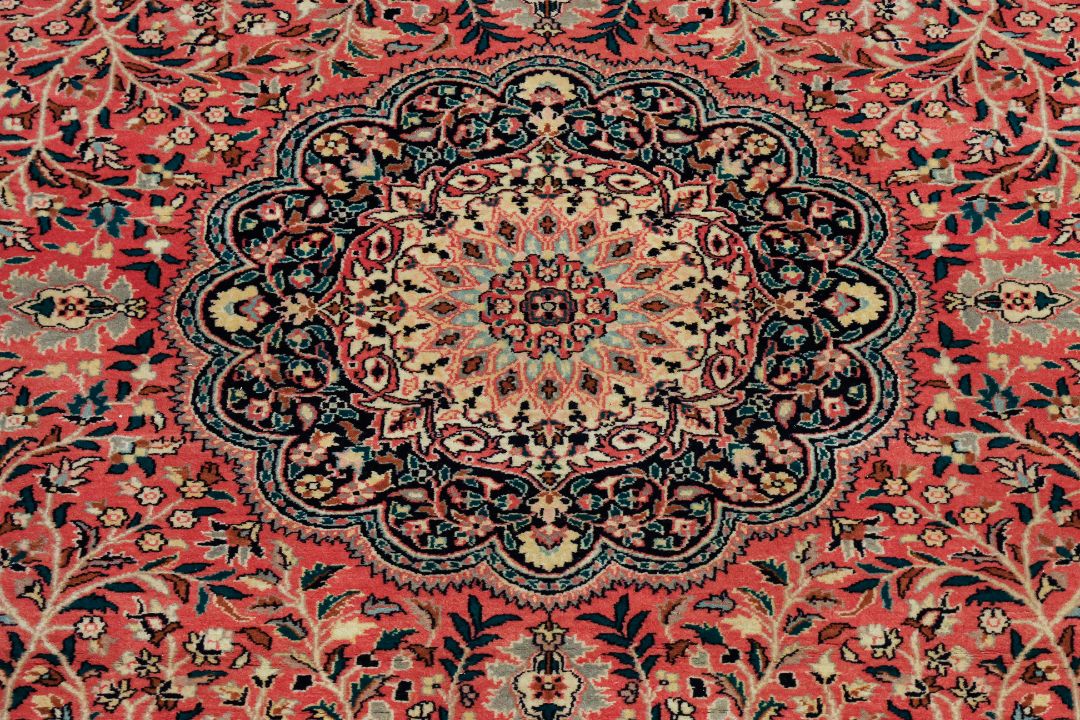 A LARGE MEDALLION WOOL RUG (290 x 190cm) - Image 2 of 3