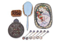 A GROUP OF ASSORTED ORIENTAL AND EUROPEAN COLLECTIBLES