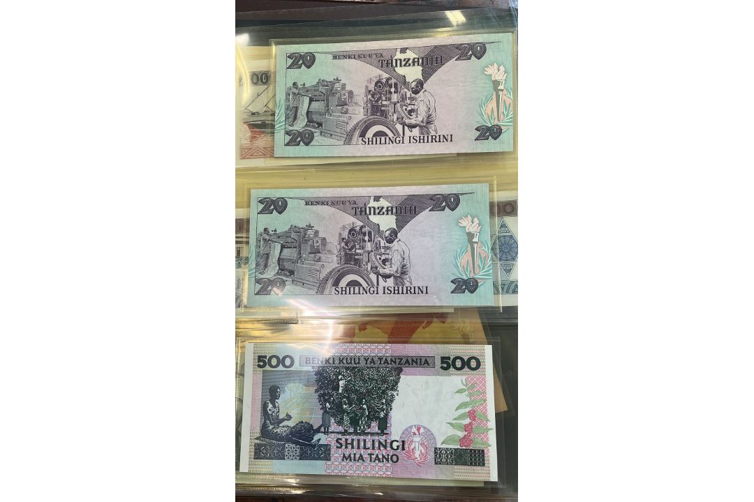 A LARGE COLLECTION OF WORLD BANKNOTES - Image 14 of 21