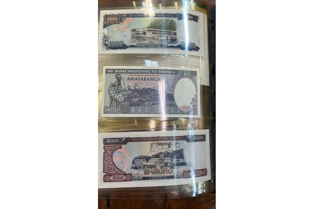 A LARGE COLLECTION OF WORLD BANKNOTES - Image 16 of 21