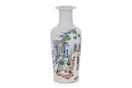 A WUCAI 'THREE KINGDOMS' DECORATED MALLET VASE