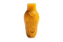 A YELLOW GLASS SNUFF BOTTLE