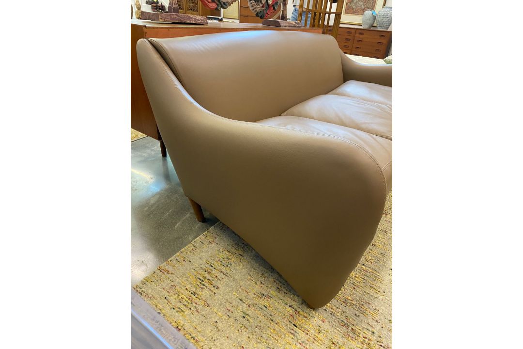 A MATTHEW HILTON 'BALZAC' THREE SEATER SOFA - Image 4 of 9
