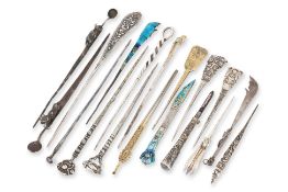 A GROUP OF 18 SILVER HAIRPINS AND JEWELLERY ITEMS