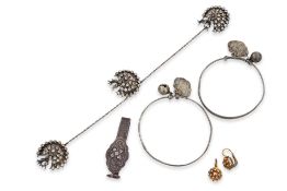 A GROUP OF VARIOUS JEWELLERY ITEMS