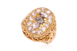 A MEN'S GOLD AND DIAMOND RING