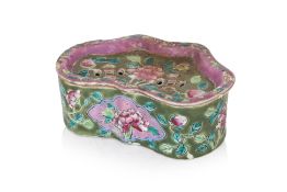 A FAMILLE ROSE OLIVE GROUND CRICKET BOX AND COVER