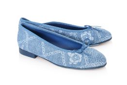 CHANEL - A PAIR OF DENIM BALLET FLATS WITH LEATHER BOWS