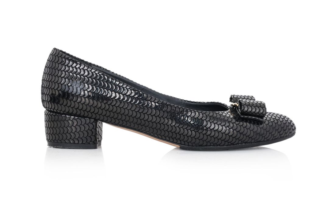 FERRAGAMO - A PAIR OF VARA LEATHER BLOCK PUMPS - Image 3 of 3