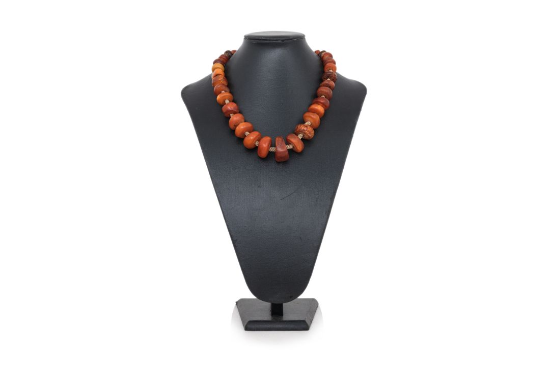 A POLISHED AMBER NECKLACE - Image 2 of 2