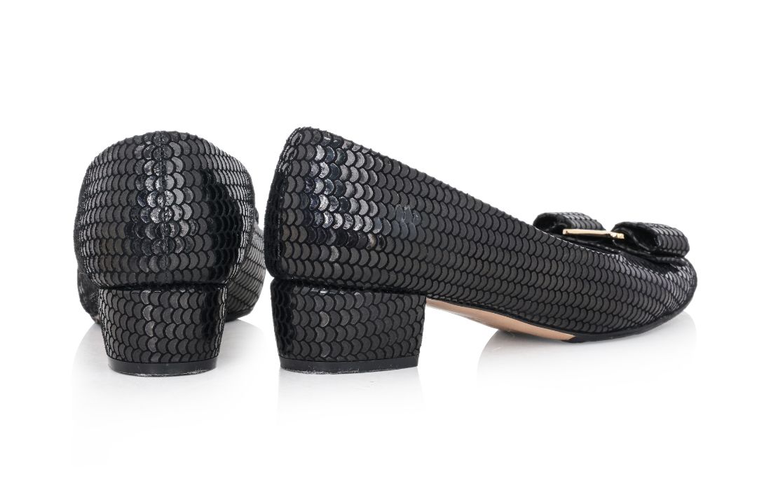 FERRAGAMO - A PAIR OF VARA LEATHER BLOCK PUMPS - Image 2 of 3