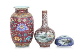 A GROUP OF THREE CHINESE FAMILLE ROSE PORCELAIN ITEMS