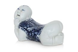 A BLUE AND WHITE PORCELAIN PILLOW