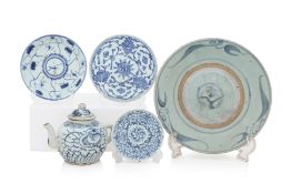A GROUP OF FIVE BLUE AND WHITE CERAMICS