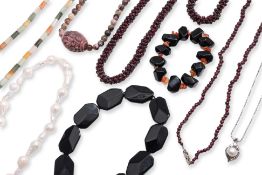 A GROUP OF JEWELLERY (9)