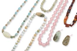 A GROUP OF JEWELLERY (7)