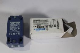 Eleven Schneider Electric Limit Switch Body, Metal, For OsiSense XC Standard Industrial Range.