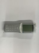 An Preowned i-STAT 1 Analyzer Handheld Device, REF: 300-G. (damaged item, sold as seen)