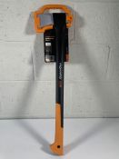 An as new Fiskars L-X21 Splitting Axe, REF: FSK1015642, EAN: 6411501224736. (Over 18s Only