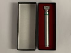 An as new Medical Vikings Fibre Optic Battery Handle Pediatric, 2x AA size, LED, 160mm (REF: ZI-F-09