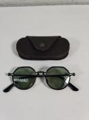 A pair of as new Tavaf Soupcan Beam M SC214 BGF sunglasses and case.
