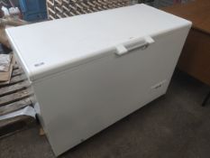 A pre-owned Bosch chest freezer in white, Dimensions:- L53