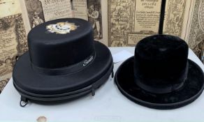 A pre-owned Sanders Hat Size 54R in travel case.