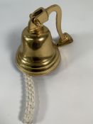 Two decorative items - a three finned metal boat propeller, size 305 x 262 (NO.E171406) and rope bel