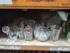 Sixteen items of assorted crystal glassware.
