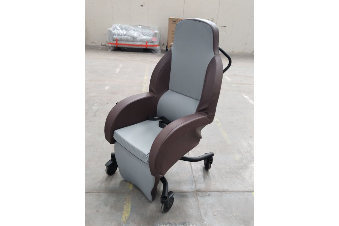 A pre-owned Drive Devilbiss Integra shell chair (44cm, 45cm, sold as seen).