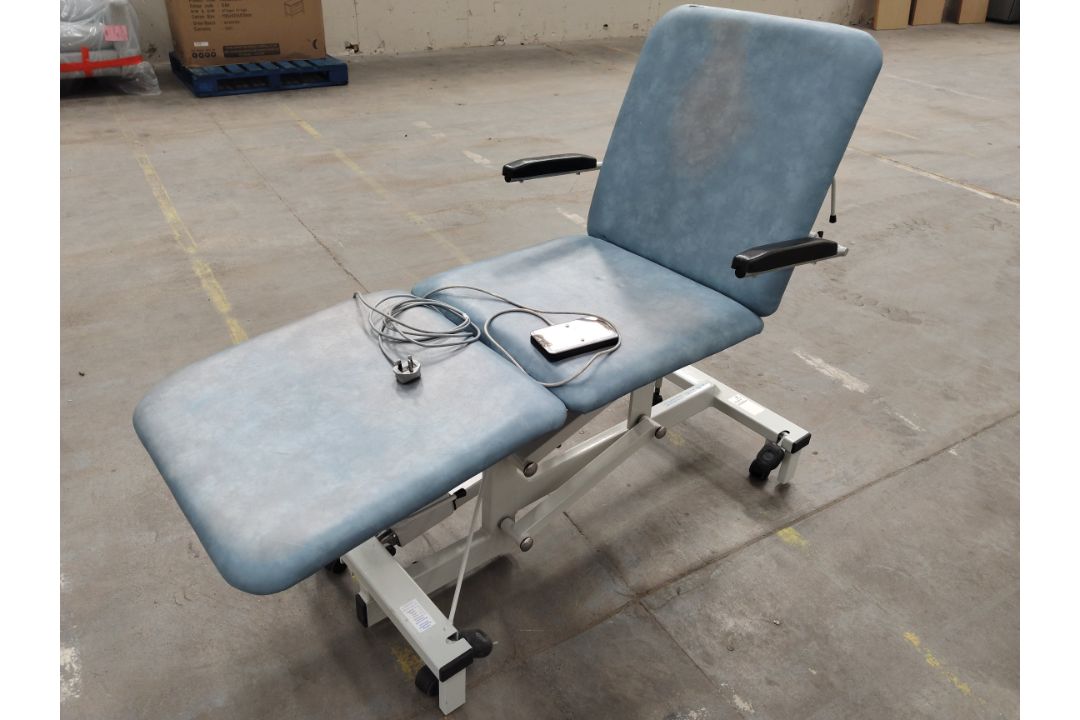 A pre-owned Medical Plinth 2000 3-section couch (sold as seen). - Image 1 of 2