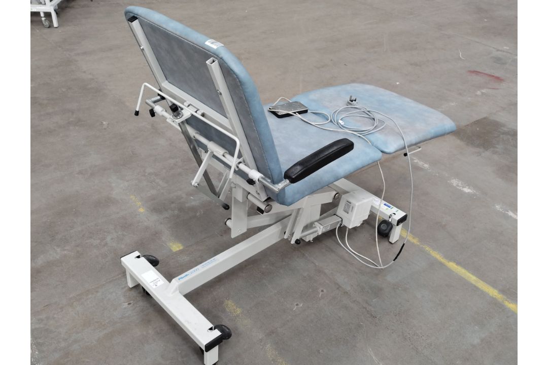 A pre-owned Medical Plinth 2000 3-section couch (sold as seen). - Image 2 of 2