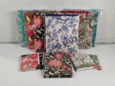 A mixed lot of V&A and Museum and Galleries gift bags and cards.