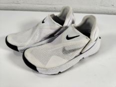A pair of pre-owned Nike GO FlyEase white/black size 4 (DR5540-102).