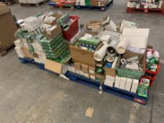 A quantity of mixed lightbulbs to include halogen, Pygmy and LED bulbs. Est. 3,087 items with an RRP