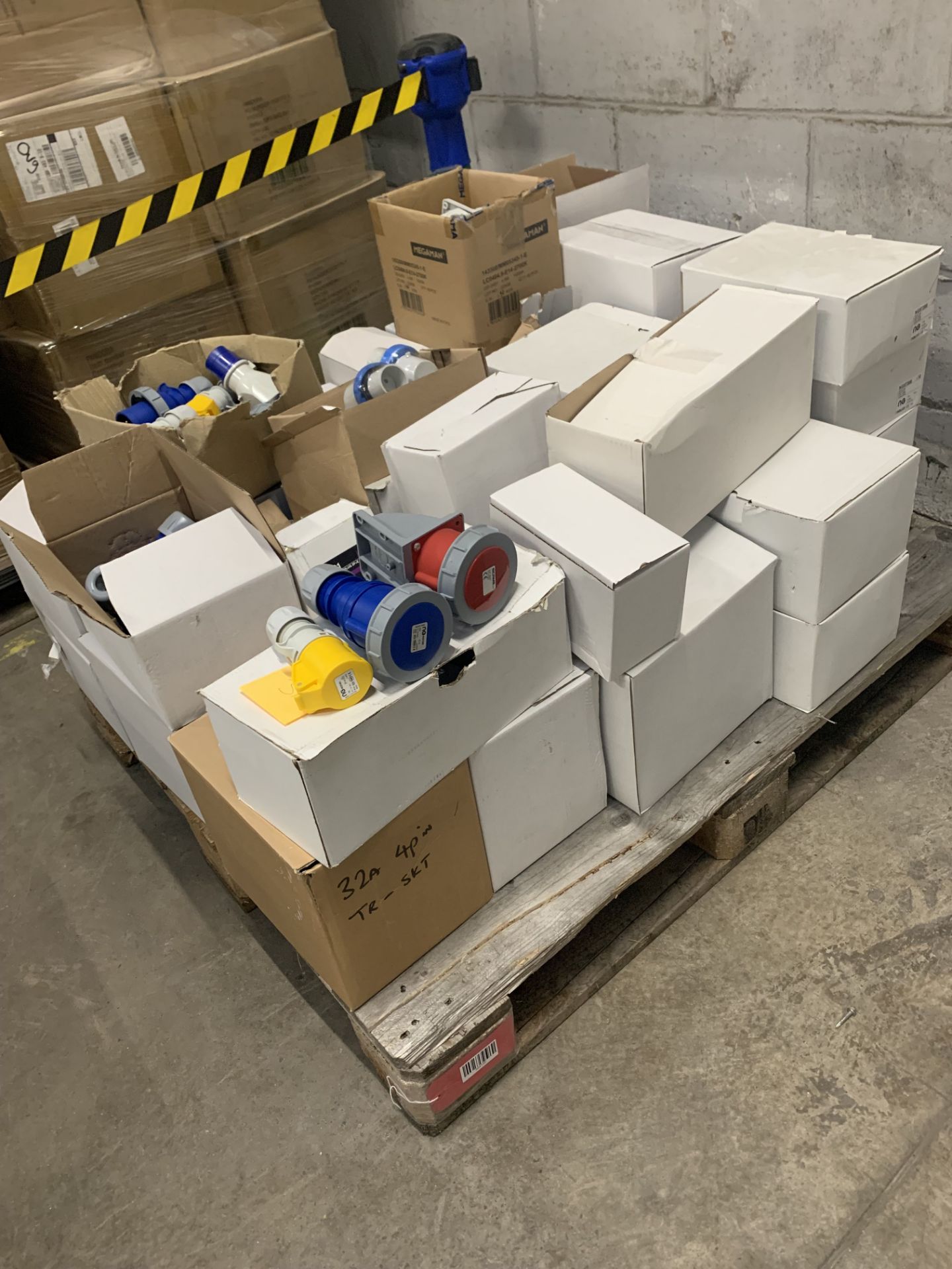 A quantity of assorted industrial sockets/connectors. Est. 295 items ...