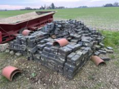 Quantity paving bricks, sold in situ, buyer to remove
