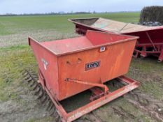 Tong self-tip skip, tine mounted