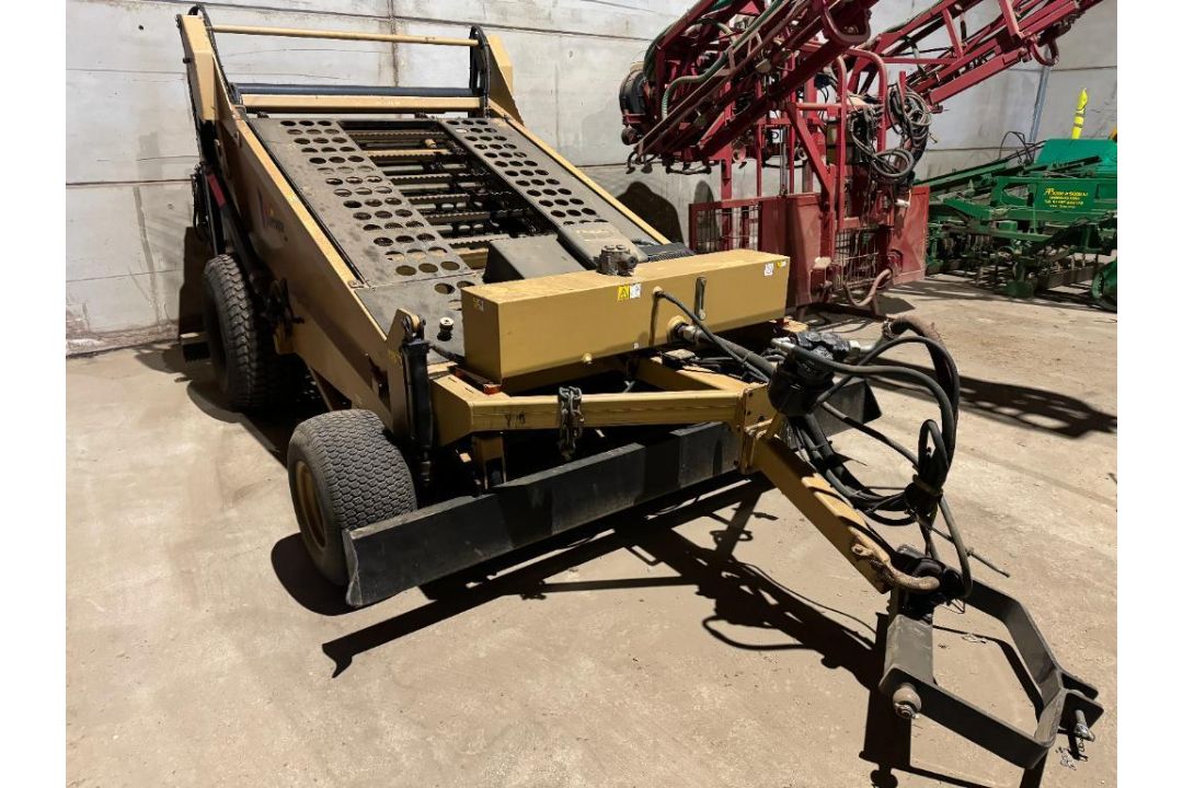 Cherrington 4500 XL beach cleaner / screener front and rear axle, rear levelling blade on turf wheel - Image 15 of 18