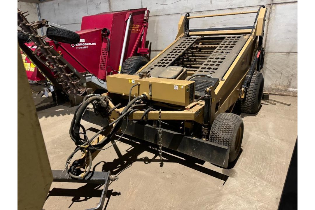 Cherrington 4500 XL beach cleaner / screener front and rear axle, rear levelling blade on turf wheel - Image 16 of 18