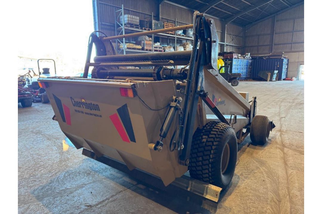 Cherrington 4500 XL beach cleaner / screener front and rear axle, rear levelling blade on turf wheel - Image 7 of 18