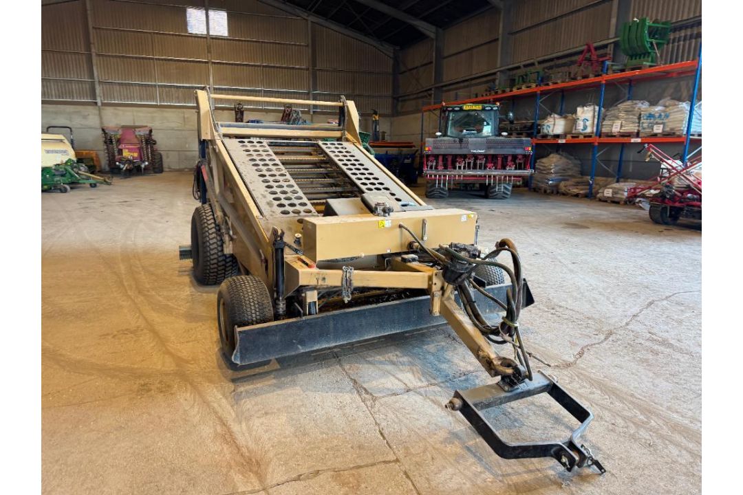 Cherrington 4500 XL beach cleaner / screener front and rear axle, rear levelling blade on turf wheel - Image 13 of 18