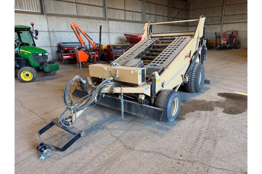 Cherrington 4500 XL beach cleaner / screener front and rear axle, rear levelling blade on turf wheel - Image 4 of 18