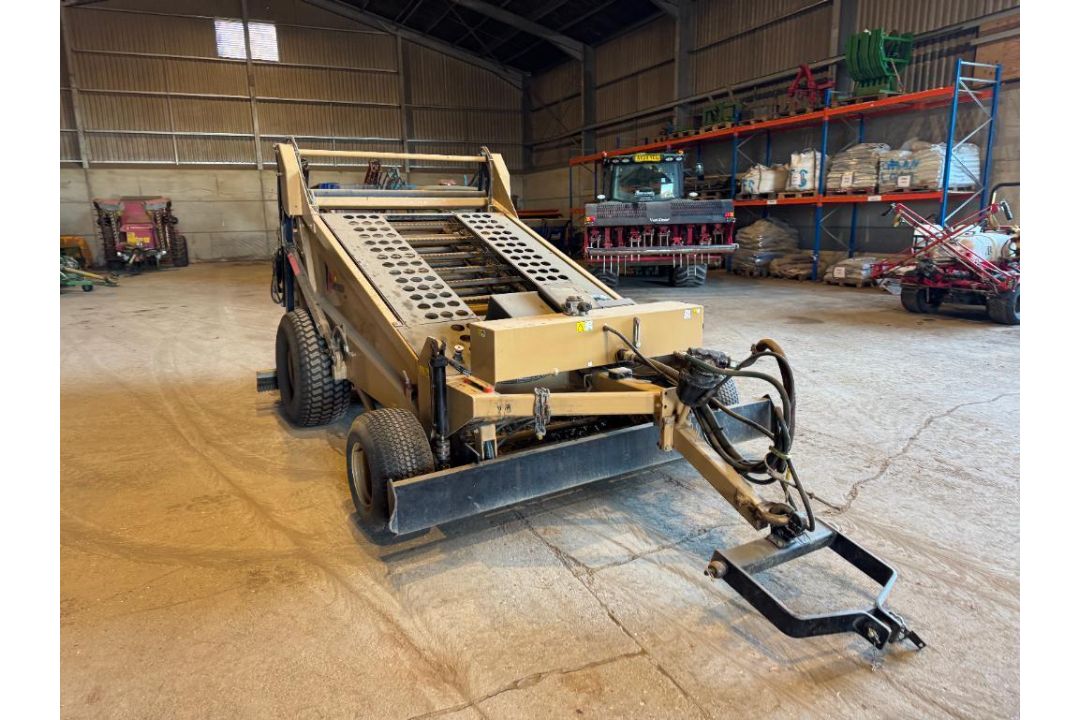 Cherrington 4500 XL beach cleaner / screener front and rear axle, rear levelling blade on turf wheel - Image 12 of 18