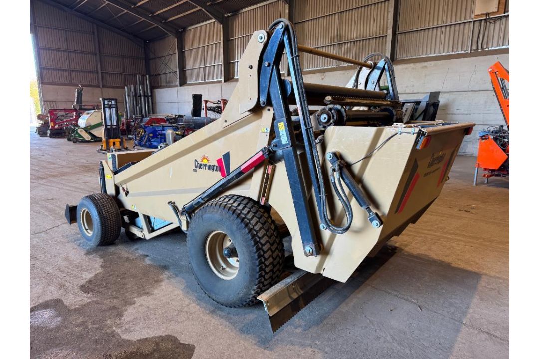 Cherrington 4500 XL beach cleaner / screener front and rear axle, rear levelling blade on turf wheel - Image 6 of 18
