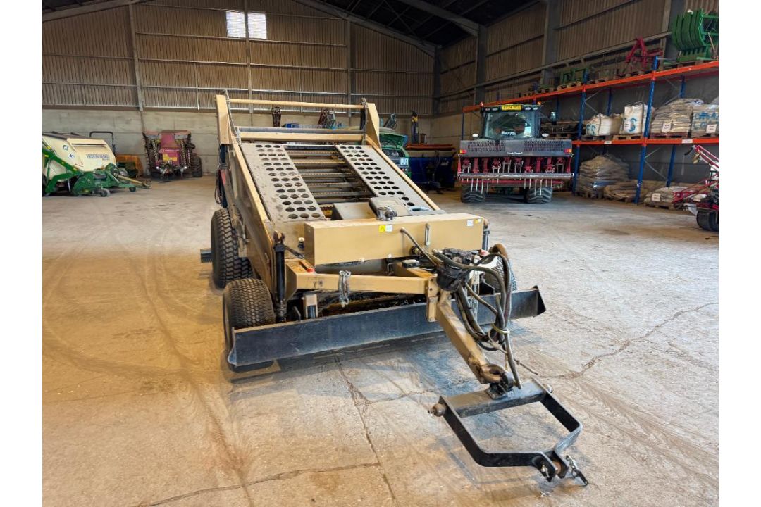 Cherrington 4500 XL beach cleaner / screener front and rear axle, rear levelling blade on turf wheel - Image 14 of 18