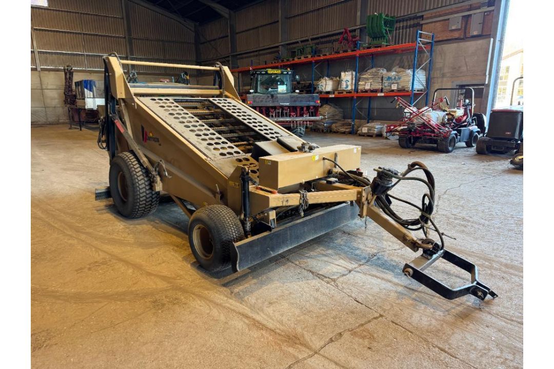 Cherrington 4500 XL beach cleaner / screener front and rear axle, rear levelling blade on turf wheel - Image 3 of 18