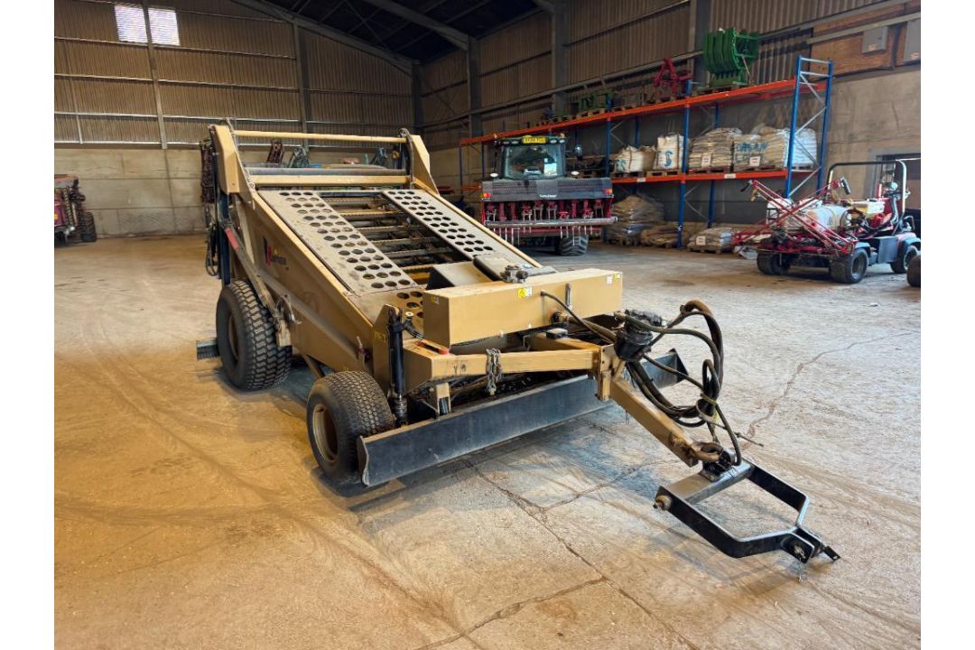 Cherrington 4500 XL beach cleaner / screener front and rear axle, rear levelling blade on turf wheel - Image 11 of 18