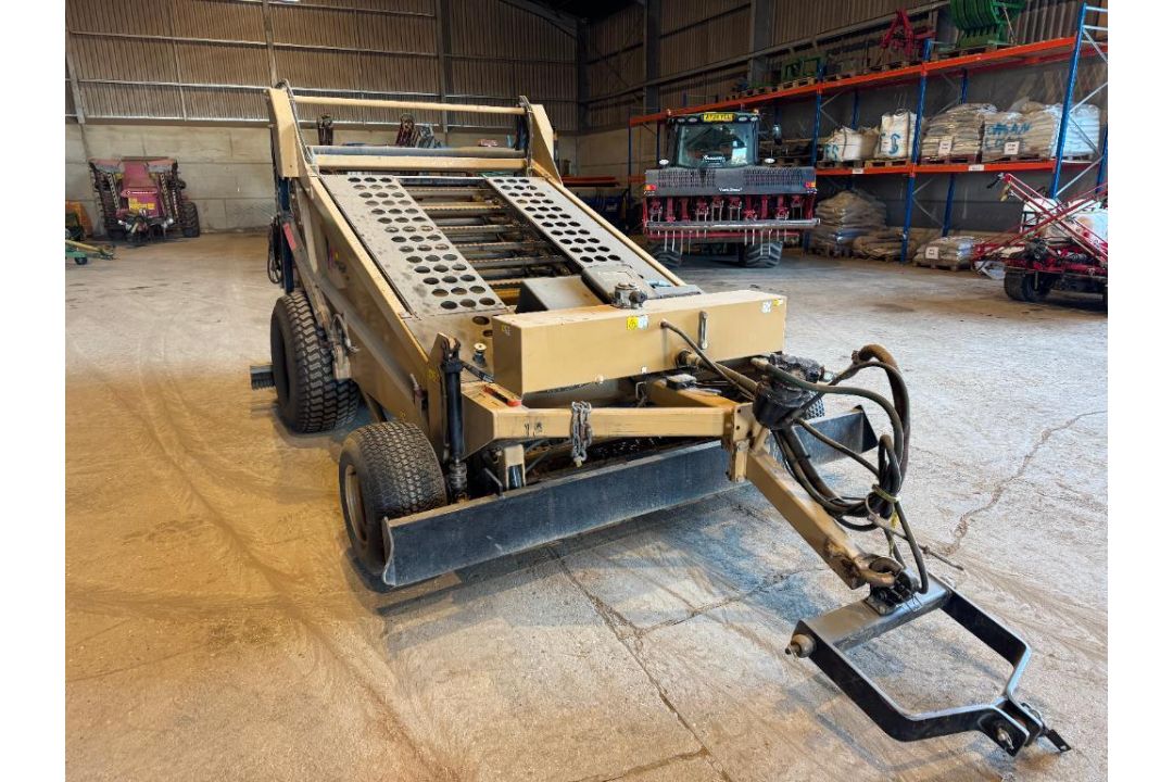 Cherrington 4500 XL beach cleaner / screener front and rear axle, rear levelling blade on turf wheel - Image 2 of 18