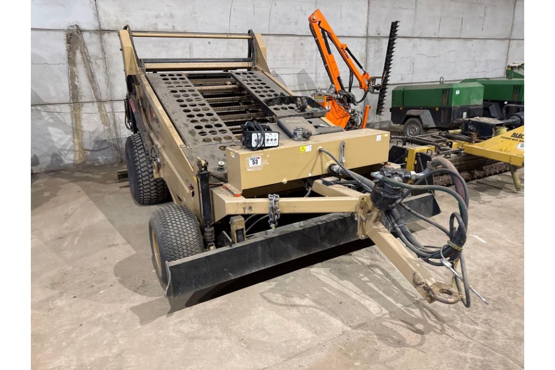 Cherrington 4500 XL beach cleaner / screener front and rear axle, rear levelling blade on turf wheel - Image 1 of 18